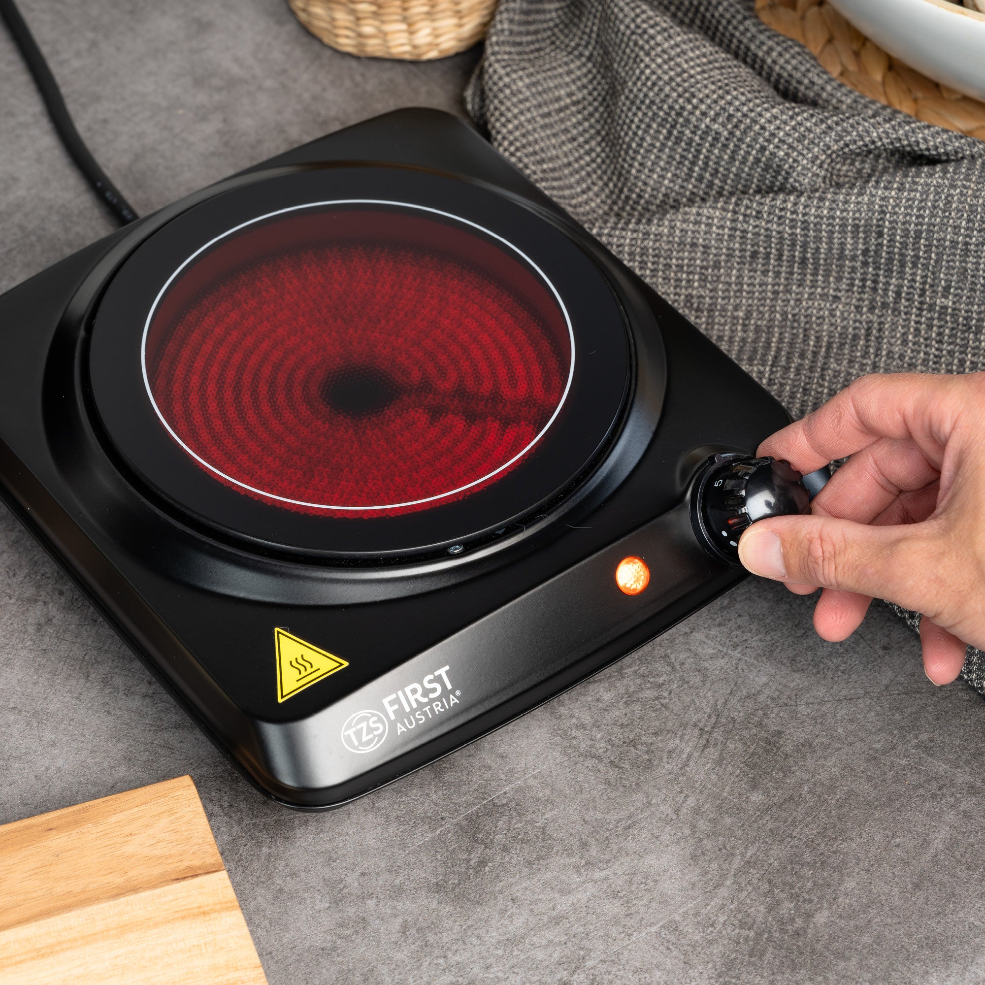 Infrared Hotplate 1200 W, Glass Ceramic, Stepless Thermostat